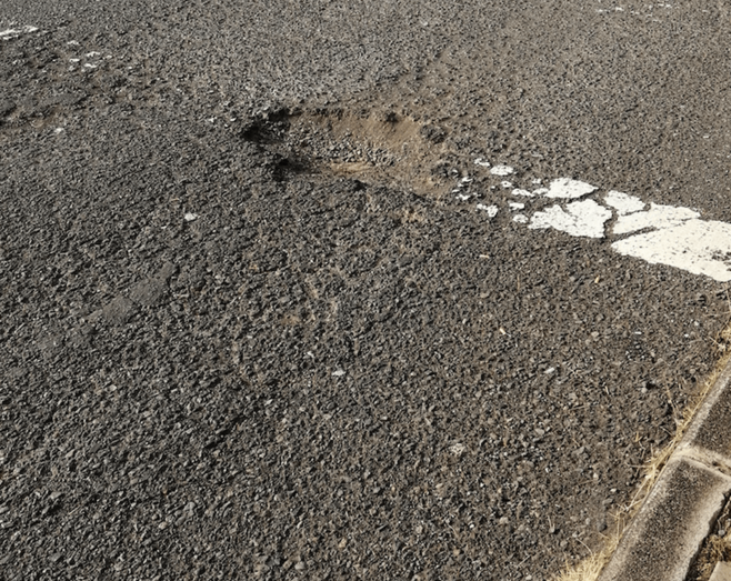 Imagen de uno de los baches que presenta la calle Fernando Sagaseta, en Jinámar / TA